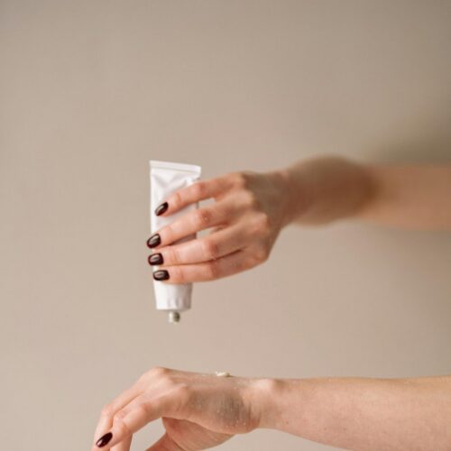 Warum eine professionelle Hand- und Fußpflege im Alter besonders wichtig ist